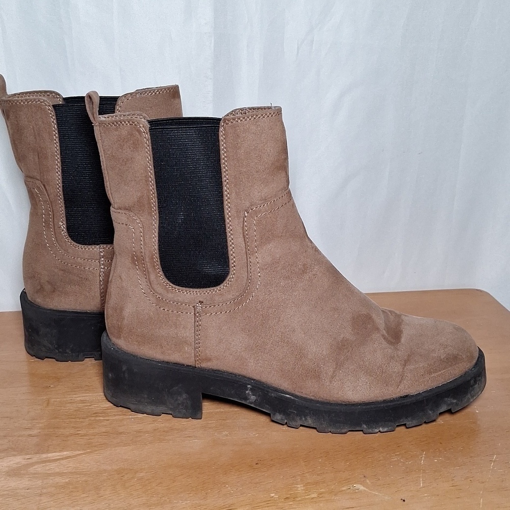 Old Navy Chunky Chelsea Taupe Ankle Boots Women’s Winter Fashion Size 8
